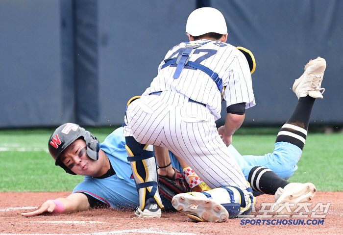 3회 휘문고 유제민 안타 때 득점에 성공한 유용준.