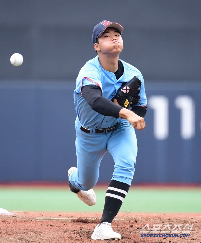 투구하고 있는 휘문고 양현준.