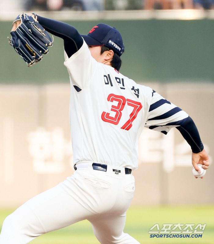 3일 부산 사직구장에서 열린 롯데 자이언츠와 LG 트윈스의 경기. 롯데 이민석이 역투하고 있다. 부산=박재만 기자 pjm@sportschosun.com/2025.07.03/