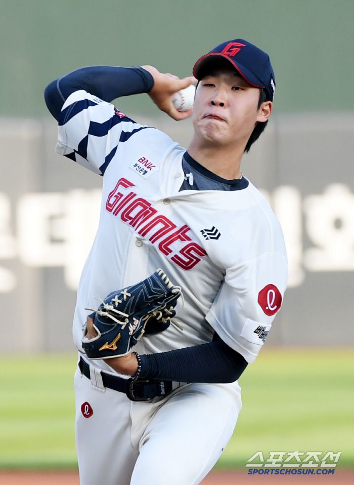 3일 부산 사직구장에서 열린 롯데 자이언츠와 LG 트윈스의 경기. 롯데 이민석이 역투하고 있다. 부산=박재만 기자 pjm@sportschosun.com/2025.07.03/