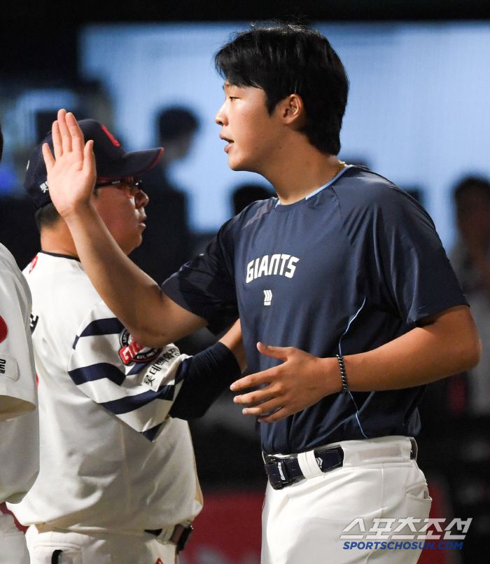 3일 부산 사직구장에서 열린 롯데 자이언츠와 LG 트윈스의 경기. 승리한 롯데 김태형 감독과 이민석이 기뻐하고 있다. 부산=박재만 기자 pjm@sportschosun.com/2025.07.03/