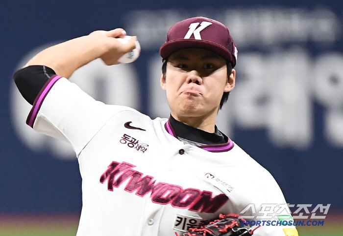 29일 서울 고척스카이돔에서 열린 롯데-키움전. 선발투수 김윤하가 투구하고 있다. 고척=정재근 기자 cjg@sportschosun.com/2025.4.29/