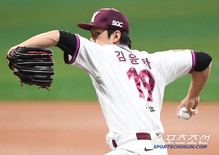 29일 서울 고척스카이돔에서 열린 롯데-키움전. 선발투수 김윤하가 투구하고 있다. 고척=정재근 기자 cjg@sportschosun.com/2025.4.29/