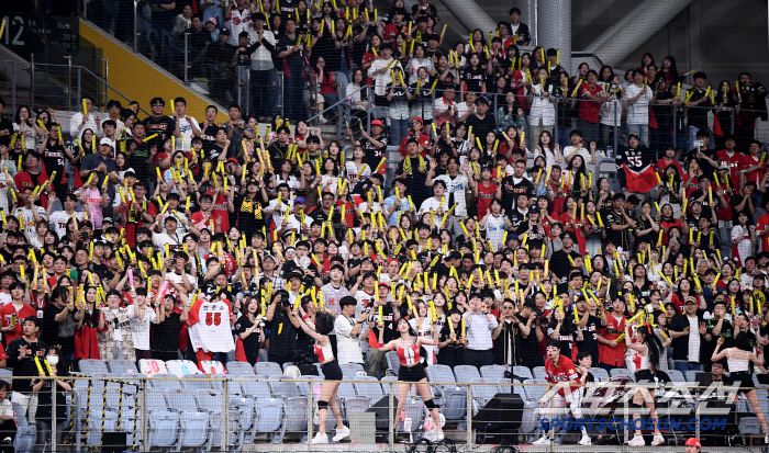 26일 서울 고척스카이돔에서 열린 KIA-키움전. 3루 관중석을 가득 메운 KIA 팬들이 열띤 응원전을 펼치고 있다. 고척=정재근 기자 cjg@sportschosun.com/2025.6.26/