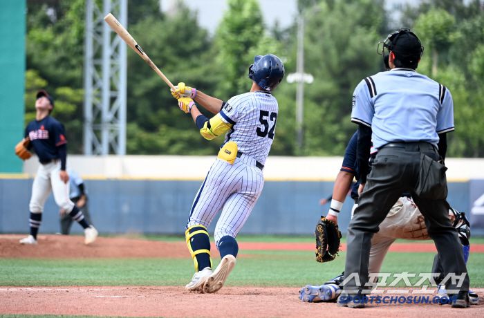 3일 서울 목동구장에서 열린 제80회 청룡기 고교야구선수권 대회 및 주말리그 왕중왕전 성남고와 서울고의 경기, 7회말 1사 만루 서울고 김지우가 역전 1타점 희생플라이를 치고 있다. 목동=허상욱 기자wook@sportschosun.com/2025.07.03/