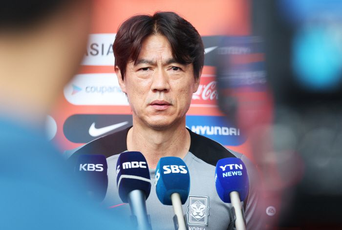 동아시안컵 앞둔 홍명보 감독      (성남=연합뉴스) 홍기원 기자 = 2025년 동아시아축구연맹(EAFF) E-1 챔피언십(동아시안컵)을 앞둔 축구 국가대표팀 홍명보 감독이 3일 경기도 성남시 중원구 성남종합운동장에서 훈련 시작 전 취재진 질문에 답하고 있다. 2025.7.3      xanadu@yna.co.kr  (끝)      <저작권자(c) 연합뉴스, 무단 전재-재배포, AI 학습 및 활용 금지>