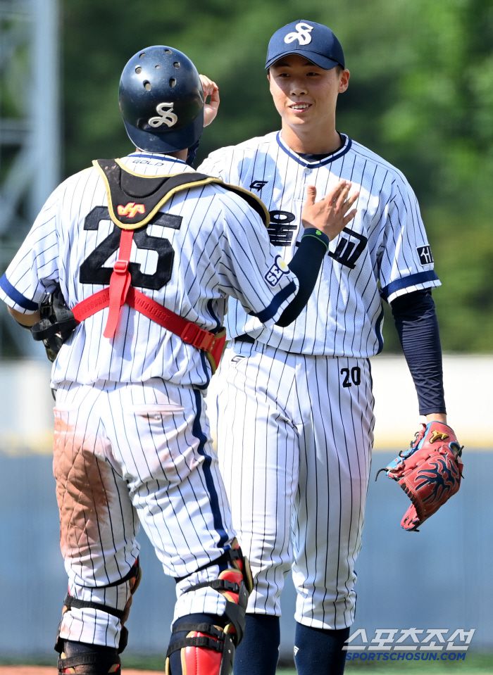 3일 서울 목동구장에서 열린 제80회 청룡기 고교야구선수권 대회 및 주말리그 왕중왕전 성남고와 서울고의 경기, 서울고가 6대5로 승리하며 16강에 진출했다. 승리의 기쁨을 나누는 이호범- 김태성 배터리. 목동=허상욱 기자wook@sportschosun.com/2025.07.03/