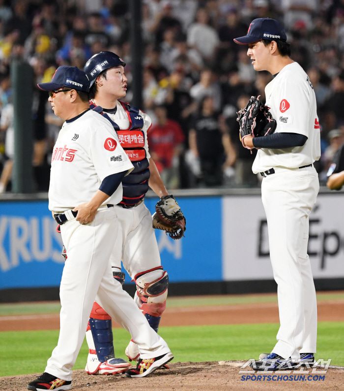 3일 부산 사직구장에서 열린 롯데 자이언츠와 LG 트윈스의 경기. 9회초 1사 롯데 마무리 김원중이 LG 박동원에게 볼넷을 내주자 김태형 감독이 직접 마운드를 찾았다. 부산=박재만 기자 pjm@sportschosun.com/2025.07.03/