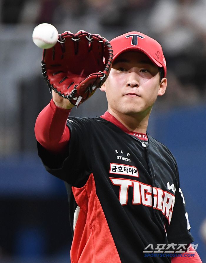 24일 서울 고척스카이돔에서 열린 KIA-키움전. 3회말 동점을 허용한 윤영철이 아쉬워하고 있다. 고척=정재근 기자 cjg@sportschosun.com/2025.6.24/