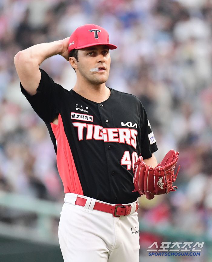 22일 인천 SSG랜더스필드에서 열린 SSG와 KIA의 경기. 7회 경기 도중 SSG 이숭용 감독이 심판 판정에 어필을 했다. 잠시 경기가 중단되자 경기 재개를 기다리는 KIA 선발 네일. 인천=송정헌 기자songs@sportschosun.com/2025.06.22/