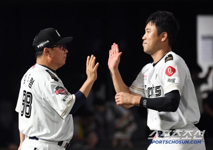 2일 부산 사직구장에서 열린 롯데 자이언츠와 LG 트윈스의 경기. 승리한 롯데 김태형 감독과 전준우가 기뻐하고 있다. 부산=박재만 기자 pjm@sportschosun.com/2025.07.02/