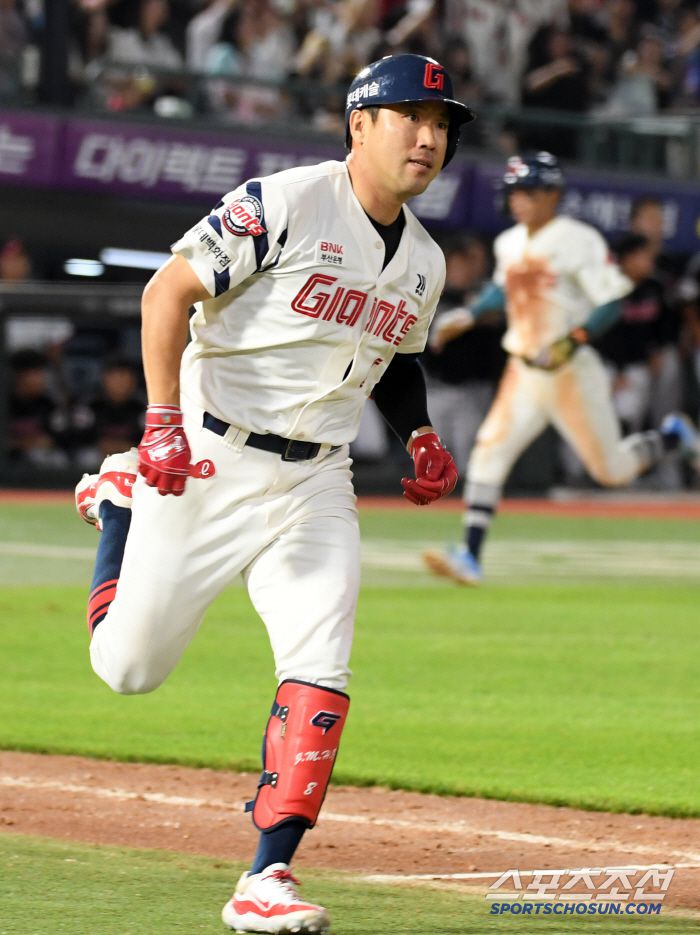 3일 부산 사직구장에서 열린 롯데 자이언츠와 LG 트윈스의 경기. 8회말 1사 만루 롯데 전준우가 적시타를 날린 뒤 환호하고 있다. 부산=박재만 기자 pjm@sportschosun.com/2025.07.03/