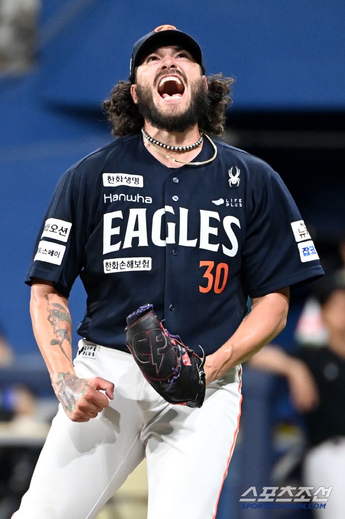 4일 고척스카이돔에서 열린 한화와 키움의 경기, 7회말 폰세가 김건희를 삼진처리하며 이닝을 끝낸 후 환호하고 있다. 고척=허상욱 기자wook@sportschosun.com/2025.07.04/
