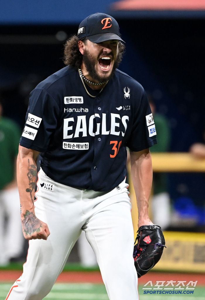 4일 고척스카이돔에서 열린 한화와 키움의 경기, 4회말 폰세가 어준서를 삼진처리하며 환호하고 있다. 고척=허상욱 기자wook@sportschosun.com/2025.07.04/