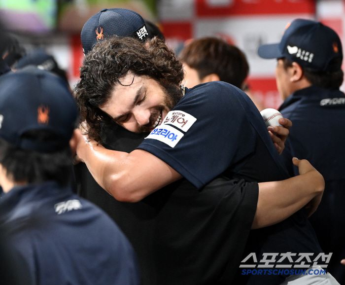 4일 고척스카이돔에서 열린 한화와 키움의 경기, 7회말까지 투구를 마친 폰세가 엄상백과 포옹을 나누고 있다. 고척=허상욱 기자wook@sportschosun.com/2025.07.04/