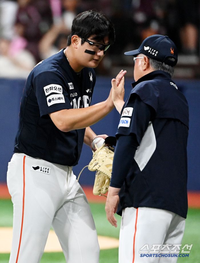 4일 고척스카이돔에서 열린 한화와 키움의 경기, 한화가 2대1로 승리했다. 김경문 감독과 김서현이 기쁨을 나누고 있다. 고척=허상욱 기자wook@sportschosun.com/2025.07.04/