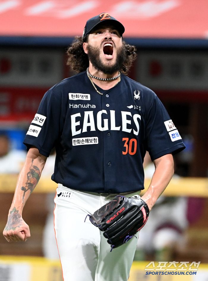4일 고척스카이돔에서 열린 한화와 키움의 경기, 7회말 폰세가 김건희를 삼진처리하며 이닝을 끝낸 후 환호하고 있다. 고척=허상욱 기자wook@sportschosun.com/2025.07.04/