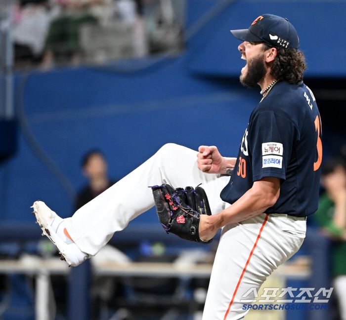 4일 고척스카이돔에서 열린 한화와 키움의 경기, 6회말 2사 2루 폰세가 주성원을 삼진처리하며 이닝을 끝낸 후 환호하고 있다. 고척=허상욱 기자wook@sportschosun.com/2025.07.04/
