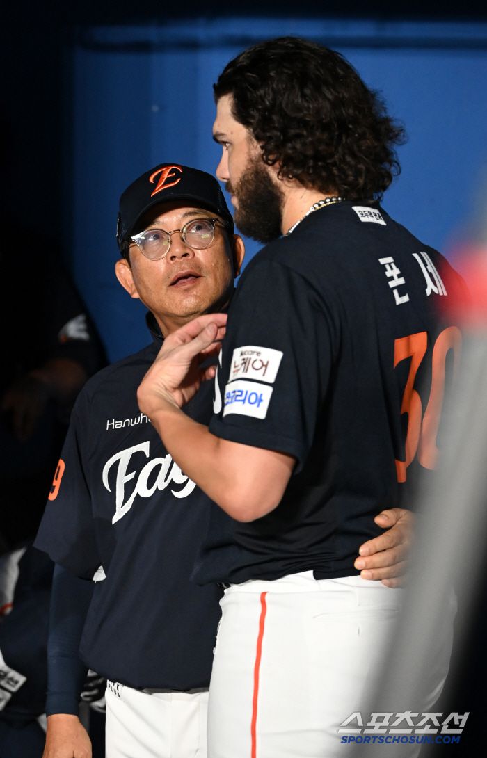 4일 고척스카이돔에서 열린 한화와 키움의 경기, 7회말까지 투구를 마친 폰세가 양상문 코치와 다정한 모습으로 이야기를 나누고 있다. 고척=허상욱 기자wook@sportschosun.com/2025.07.04/