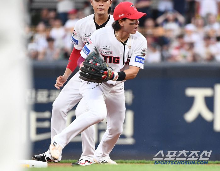 베이스를 밟은 박찬호의 중심이 몸 앞으로 쏠리고 있다. 박찬호가 베이스 왼쪽으로 움직인 이유다.