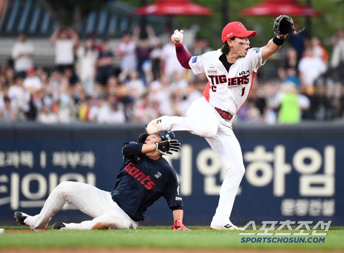 베이스 왼쪽으로 슬라이딩을 시작한 박찬형과 박찬호가 아슬아슬하게 충돌을 피하는 모습.