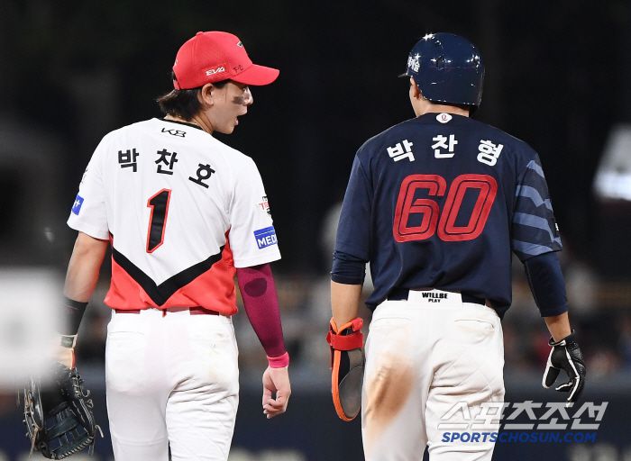 다시 만난 박찬호-찬형이 정겹게 대화를 나누고 있다.