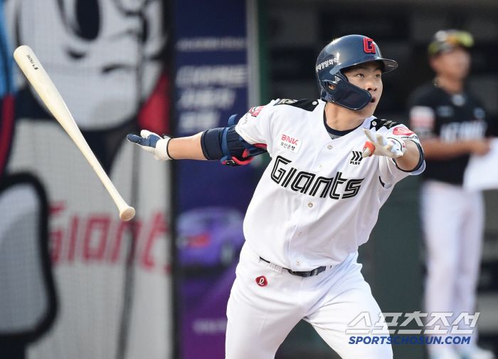 27일 부산 사직구장에서 열린 롯데와 KT의 경기. 2회말 롯데 박찬형이 KT 고영표를 상대로 솔로홈런을 날렸다. 타구를 바라보는 박찬형. 부산=송정헌 기자songs@sportschosun.com
