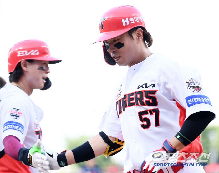 5일 광주 기아 챔피언스필드에서 열린 롯데-KIA전. 1회말 1사 고종욱이 솔로포를 친 후 환영받고 있다. 광주=정재근 기자 cjg@sportschosun.com/2025.7.5/