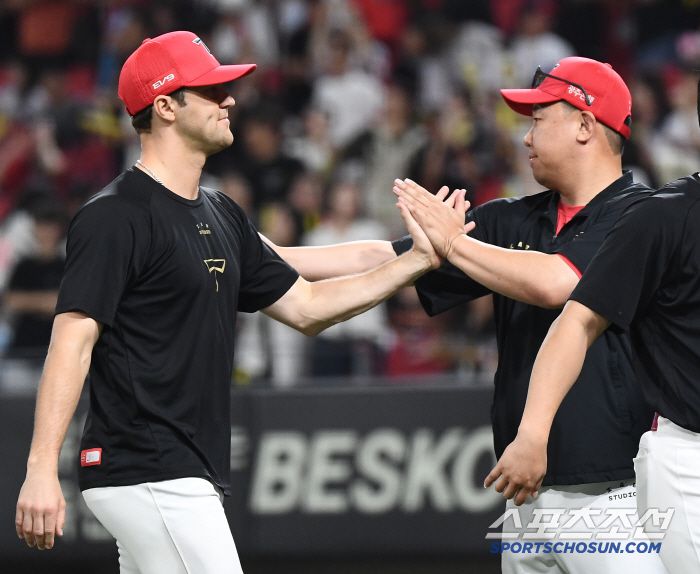 4일 광주 기아 챔피언스필드에서 열린 롯데-KIA전. KIA가 8회 대역전극을 펼치며 7대5로 승리했다. 이범호 감독이 네일을 맞이하고 있다. 광주=정재근 기자 cjg@sportschosun.com/2025.7.4/