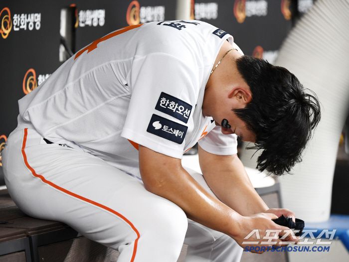 3일 대전 한화생명볼파크에서 열린 NC-한화전. 10회초 등판한 김서현이 4사구 4개로 실점한 후 교체됐다. 더그아웃에서 괴로워하는 김서현의 모습. 대전=정재근 기자 cjg@sportschosun.com/2025.7.3/