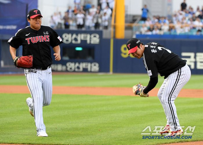 김지찬의 강습 타구에 맞은 송승기는 통증을 참고 끝까지 수비를 펼쳤다.
