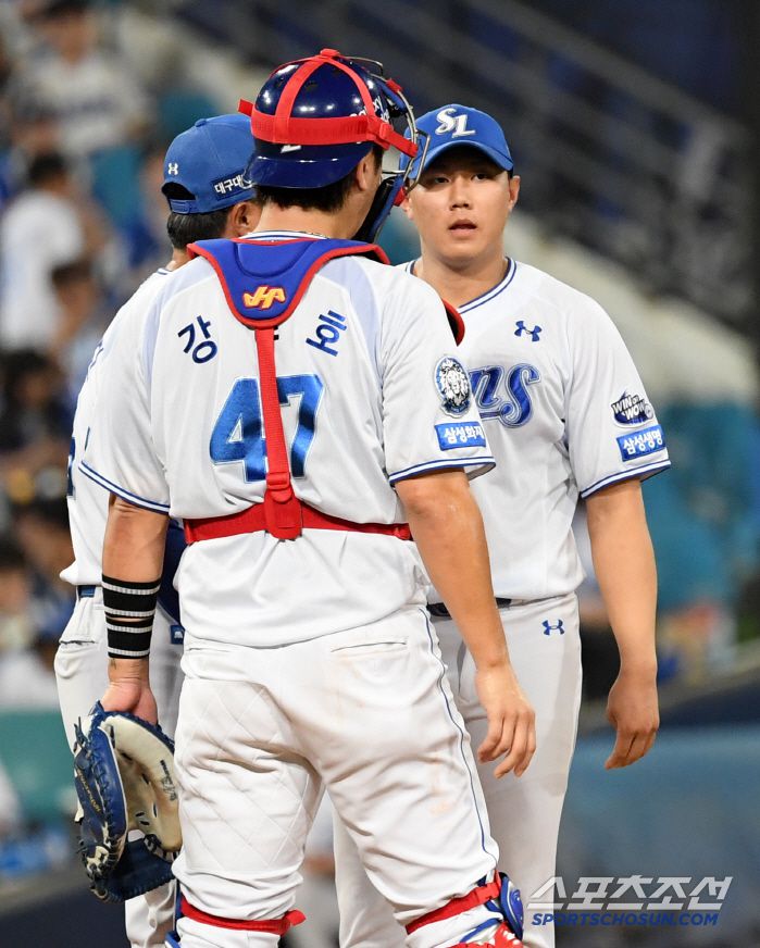 5일 대구 라이온즈파크에서 열린 삼성 라이온즈와 LG 트윈스의 경기. 7회말 1사 1,2루 마운드에 올랐던 삼성 배찬승이 볼넷만 3개 허용한 뒤 마운드에셔 내려오고 있다. 대구=박재만 기자 pjm@sportschosun.com/2025.07.05/