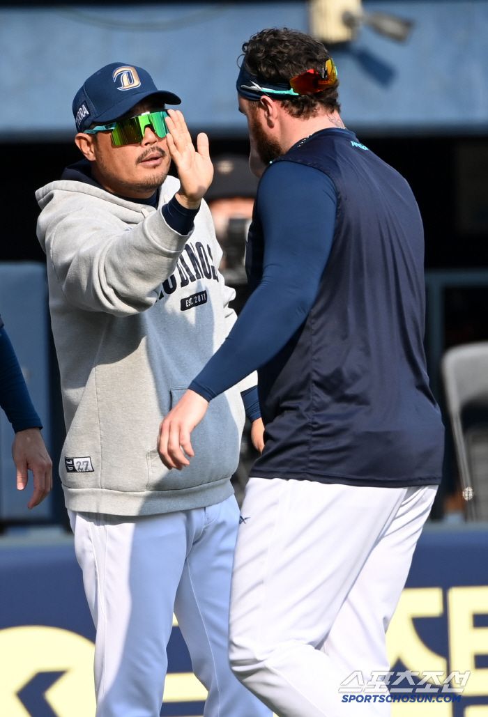 11일 잠실야구장에서 열린 NC와 두산의 더블헤더 1차전, NC가 11대5로 승리했다. 승리의 기쁨을 나누는 이호준 감독과 로건의 모습. 잠실=허상욱 기자wook@sportschosun.com/2025.05.11/