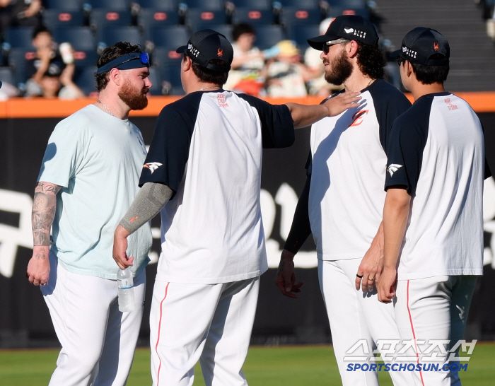 1일 대전 한화생명볼파크. 로건 류현진 폰세 문동주가 반갑게 인사하고 있다.  대전=정재근 기자 cjg@sportschosun.com/2025.7.2/