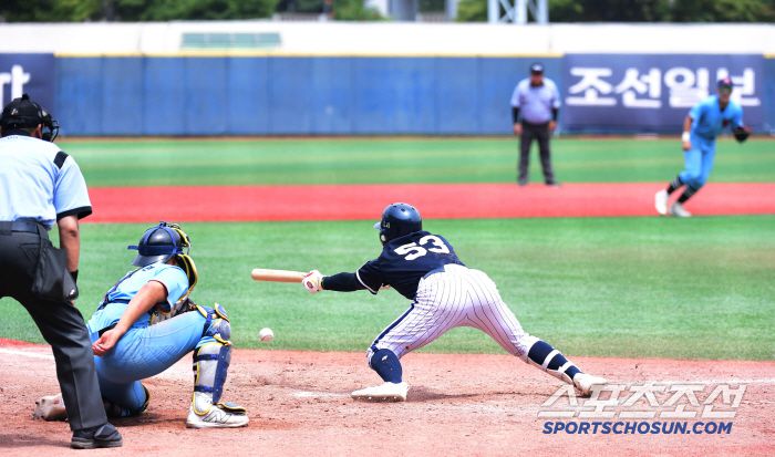 6일 서울 목동구장에서 열린 제80회 청룡기 고교야구선수권 대회 및 주말리그 왕중왕전 휘문고-서울고 경기. 8회 1사 3루. 스퀴즈 번트를 성공시키는 서울고 이정인. 목동=송정헌 기자songs@sportschosun.com/2025.07.06/