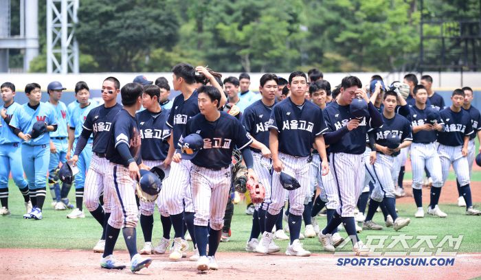 6일 서울 목동구장에서 열린 제80회 청룡기 고교야구선수권 대회 및 주말리그 왕중왕전 휘문고-서울고 경기. 서울고가 휘문고에 7대 4 역전승을 거뒀다. 경기 종료 후 인사를 하고 있는 서울고 선수들. 목동=송정헌 기자songs@sportschosun.com/2025.07.06/