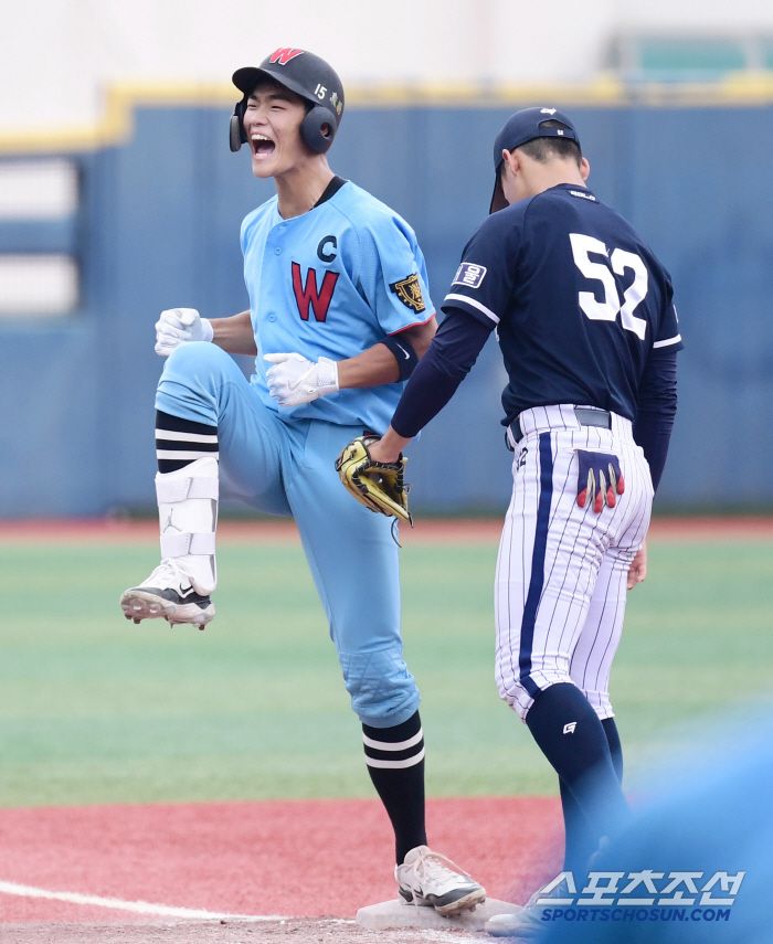 6일 서울 목동구장에서 열린 제80회 청룡기 고교야구선수권 대회 및 주말리그 왕중왕전 휘문고-서울고 경기. 3회 2타점 3루타를 날리고 환호하는 휘문고 김한홀. 목동=송정헌 기자songs@sportschosun.com/2025.07.06/