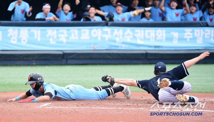 6일 서울 목동구장에서 열린 제80회 청룡기 고교야구선수권 대회 및 주말리그 왕중왕전 휘문고-서울고 경기. 1회 1사 3루. 휘문고 김한홀 낫아웃 상황 때 1루에 볼이 송구되는 사이 3루주자 김용휘가 득점에 성공하고 있다. 목동=송정헌 기자songs@sportschosun.com/2025.07.06/