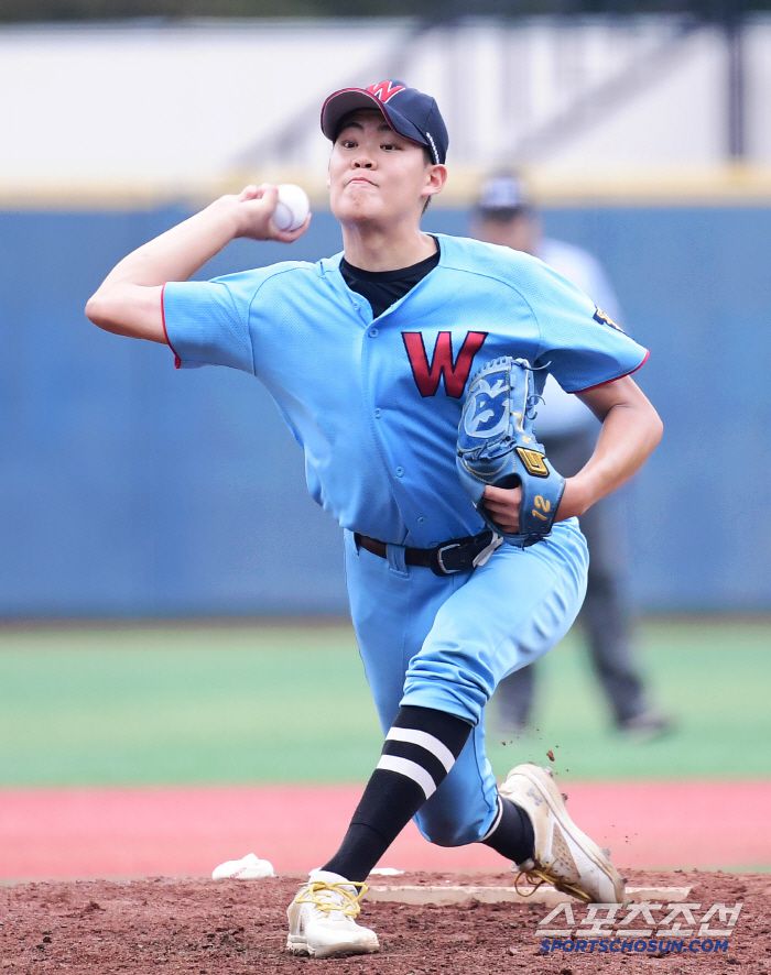 6일 서울 목동구장에서 열린 제80회 청룡기 고교야구선수권 대회 및 주말리그 왕중왕전 휘문고-서울고 경기. 투구하는 휘문고 김요엘. 목동=송정헌 기자songs@sportschosun.com/2025.07.06/