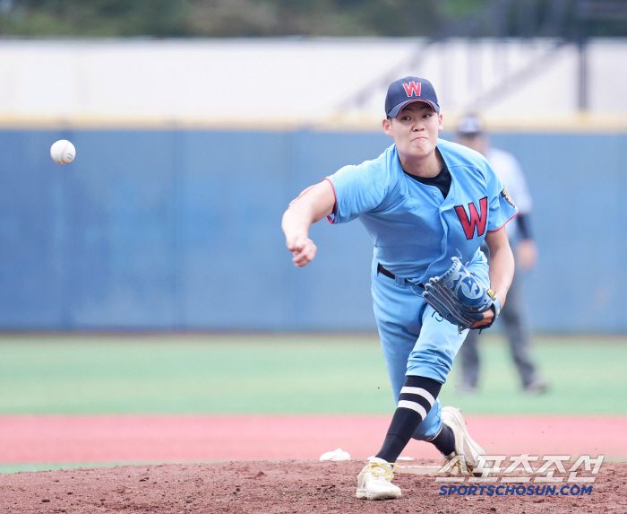 힘차게 투구하는 휘문고 김요엘.