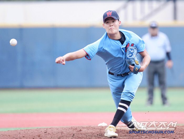 6일 서울 목동구장에서 열린 제80회 청룡기 고교야구선수권 대회 및 주말리그 왕중왕전 휘문고-서울고 경기. 투구하는 휘문고 김요엘. 목동=송정헌 기자songs@sportschosun.com/2025.07.06/