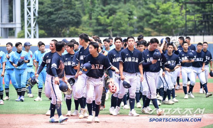 6일 서울 목동구장에서 열린 제80회 청룡기 고교야구선수권 대회 및 주말리그 왕중왕전 휘문고-서울고 경기. 서울고가 휘문고에 7대 4 역전승을 거뒀다. 경기 종료 후 인사를 하고 있는 서울고 선수들. 목동=송정헌 기자songs@sportschosun.com/2025.07.06/