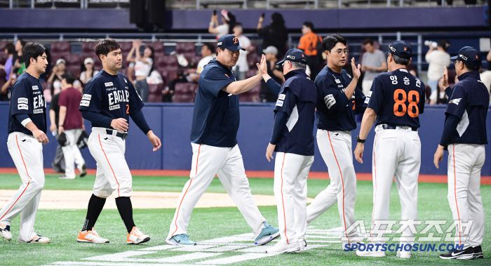 6일 서울 고척돔에서 열린 KBO리그 키움과 한화의 경기. 한화가 키움에 승리하며 시리즈 스윕승을 달성했다. 경기 종료 후 하이파이브를 나누고 있는 김경문 감독. 고척=송정헌 기자songs@sportschosun.com/2025.07.06/