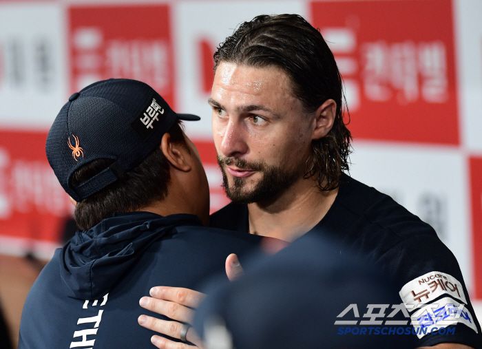 6일 서울 고척돔에서 열린 KBO리그 키움과 한화의 경기. 6회 투구를 마치고 더그아웃에서 류현진과 포옹을 나누고 있는 와이스. 고척=송정헌 기자songs@sportschosun.com/2025.07.06/