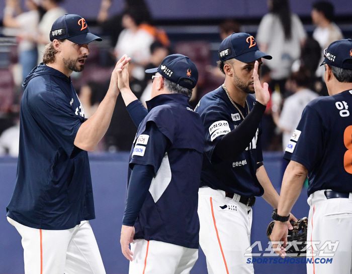 6일 서울 고척돔에서 열린 KBO리그 키움과 한화의 경기. 한화가 키움에 승리하며 시리즈 스윕승을 달성했다. 경기 종료 후 와이스와 하이파이브를 나누고 있는 김경문 감독. 고척=송정헌 기자songs@sportschosun.com/2025.07.06/