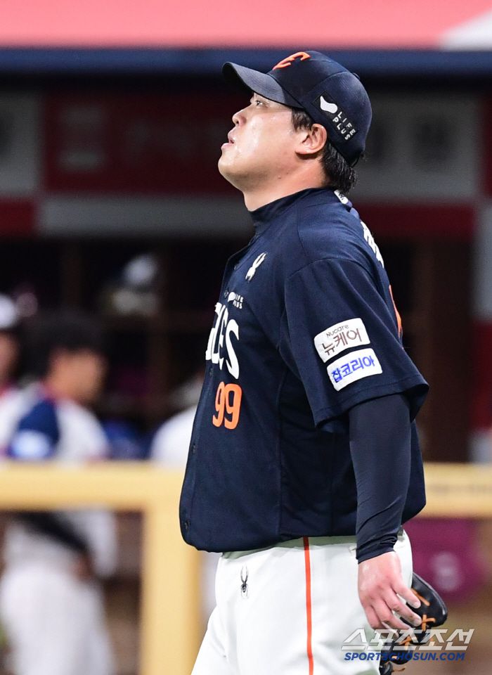 5회말 2사 만루. 이주형에게 밀어내기 볼넷을 허용한 류현진.