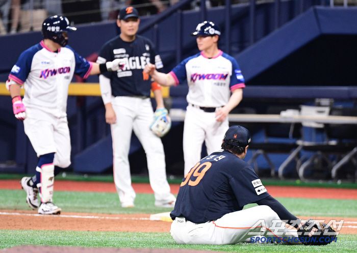 5회말 2사 만루. 최주환 투수 앞 땅볼 때 본인의 실책으로 실점을 내주는 류현진.