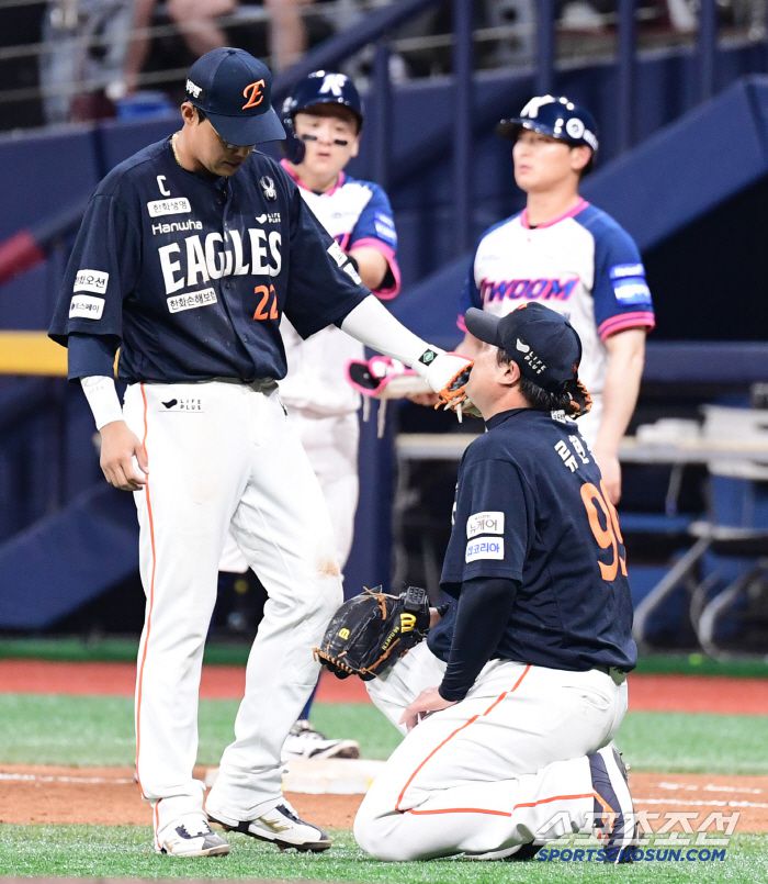 5회말 2사 만루. 실책으로 역전을 허용한 류현진.