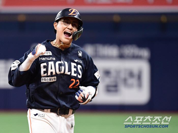 8회 역전 투런포를 날리고 환호하는 채은성.