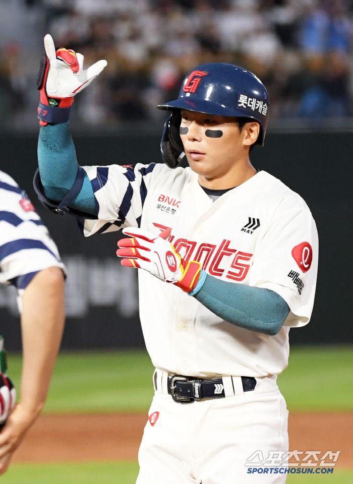 3일 부산 사직구장에서 열린 롯데 자이언츠와 LG 트윈스의 경기. 5회말 롯데 장두성이 안타를 날린 뒤 환호하고 있다. 부산=박재만 기자 pjm@sportschosun.com/2025.07.03/